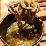 あじのマイケル - お蕎麦につけ汁がほどよく絡んでくれます♪