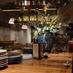 あじのマイケル - 店内の様子。シンプルな装飾の店内に華やかな花が映えます♪