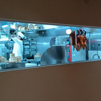 老香港酒家京都 - 通路から厨房内が見える 老香港酒家京都 - 通路から厨房内が見える