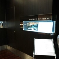 ブリーズ オブ トウキョウ - 入口すぐ左にある店名ロゴ◎