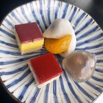 一舞庵 - みかん大福(ﾟдﾟ)ｳﾏｰ、下の左は中身チョコ。