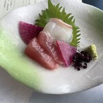 291401852 - 造り  お造り盛り合わせ あしらい一式。鮪と鯛。