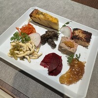 ON the TABLE CHINESE - 