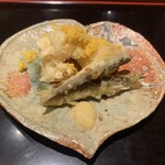 室町 和久傳 - ④揚げ物　琵琶湖の稚鮎、玉ねぎ、百合根