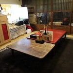 呑み処 赤まる - 奥には個室のお座敷も