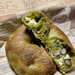 パン マニフィック - 宇治抹茶と黒豆とミルククリームのベーグル ¥280