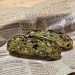 パン マニフィック - 抹茶と栗と２種の豆とフルーツ ¥360