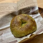 パン マニフィック - 宇治抹茶と黒豆とミルククリームのベーグル ¥280