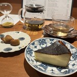 ミ・カサ - デザートのバスクチーズケーキと焼き菓子