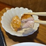 キッチン ブルー グローブ - 残りハーフのスモークチキン