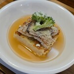 キッチン ブルー グローブ - 反対側から、上にはブロッコリーと粉チーズ