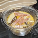 キッチン ブルー グローブ - ベーコンと茸のソースと