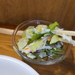 キッチン ブルー グローブ - サラダをいただき