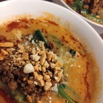 291428031 - ナッツの乗った 担々麺　本格的な味です　食べているうちに汗が吹き出ます