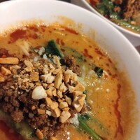 中国菜 feve.  - ナッツの乗った 担々麺　本格的な味です　食べているうちに汗が吹き出ます