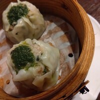 中国菜 feve.  - 春菊のソースが乗ったシュウマイ　黒豚なのかな？噛むと　お肉の濃厚な味　食感がしっかりありました　豚の脂がさらっとしていてとても食べやすかったです