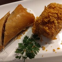 中国菜 feve.  - 大きな春巻き　右はカレーのチップが乗った　お饅頭？すみません 