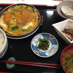 レストラン山水 - カツ鍋定食670円。安い。