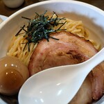 麺処 玖 - 麺とチャーシュー、トッピングの味玉