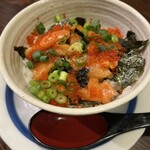 やきとりの扇屋 - ミニサーモン丼。普通のお茶碗サイズ