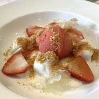 レストラン シェ・オカ - ストロベリーシャーベット白きくらげ葛餅アーモンド粉のせ