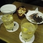 ミックスナッツ、トリハイ、お通し（海苔巻き、キスチョコ）