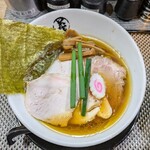 麺屋 義 - スタイリッシュで洗練された美しさを纏う一杯