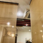 是的菜館 - 簾で空間を分けていました