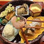 おおたに - 牡蠣の有馬煮　金目鯛の手毬寿司　このわた蒸し　鰤大根　タラの芽の天ぷらと粟麩の照り焼き　蕗味噌　ジャガイモのハリハリ