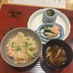 おおたに - 桜海老、本鱒、えんどう豆の炊き込みご飯　白菜の赤出汁