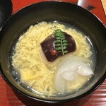 おおたに - 車海老真丈と新玉ねぎ　板蕨　百合根　玉子とじ