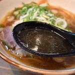 麺や拓 - スープはアッサリながらコクがあって美味しいです。