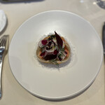 レストラン コートドール - ズワイ蟹と芹のクスクスのサラダ仕立て　カリフラワーのムースと苺添え