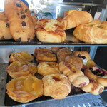 壱弐参 CAFE - お店には、店主さんの自家製パンが売っています