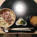 日本料理 おやま - 味噌汁とお新香：おいしいところは細部にも宿りますね。