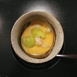 日本料理 おやま - 空豆と白魚の玉地蒸し：卵と出汁という土台がしっかりしており、これと空豆の甘味と苦み、白魚の甘味と塩味、ウドの苦みと食感の組合せが楽しかった。
