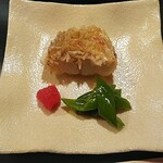 日本料理 おやま - 鯛のうろこ焼き：旨味を最大限活用第2弾。うろこの食感、付け合わせの苦みと酸味で全方位フォロー。