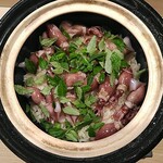 日本料理 おやま - 〆はホタルイカの土鍋ご飯：ホタルイカの甘さとコクが存分に生かされており文句なし。この分食べられます。お持ち帰りもできるそうです。