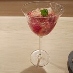 日本料理 おやま - イチゴのゼリー：酸味がしっかりと効いており、おいしかった。