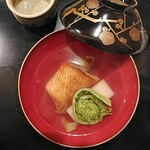 日本料理 おやま - 吉次と山菜のお吸い物：吉次の旨味と甘みを最大限生かしつつ、それに伴い出てくる脂は山菜の苦みでしっかりリセットされた。苦みの活かし方が秀逸。