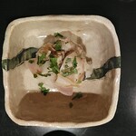 日本料理 おやま - 蛤の飯蒸し：ハマグリ2個は贅沢すぎる。うれしい。