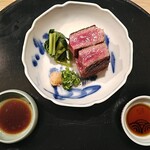 日本料理 おやま - 肉料理：仙台牛のステーキ：外はカリカリ、中はしっとり。この焼き加減はなかなか他店ではお目にかかれない。右の自家製ポン酢、左のタレ。右のほうが好みだった。わさび菜が付け合わせというのも口がリセットされてよかったです。