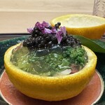 徳ㇵ本也 - 九条葱のツルンシャキッとした食感。平貝の歯応え。蛍烏賊の内臓の旨味と柑橘の優しい甘味と酸味がよく合います。口内で弾けるお塩＆旨味としてのキャビア。なんだか心配になるほどのキャビアの量にも驚きです。