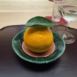 徳ㇵ本也 - 三宝柑　江戸時代に和歌山城内にあったものが原木とされる柑橘で、三方(さんぽう）という台にのせて殿様に献上していたことから、その名前がついたと言われているそうです。