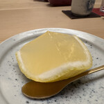 徳ㇵ本也 - 日向夏のゼリー　最後に日向夏の果汁を絞って