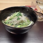 徳ㇵ本也 - 蛤と春野菜の沢煮椀
      筍、うるい、蕗、ウド、木の芽、ボウフウ、カンゾウ、牛蒡、人参、原木椎茸、芹など　箸をすすめる度に異なる表情を魅せる春野菜の食感や香り。滋味深い味わいです。