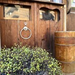 サルドゥバン - 入口にわんちゃんを繋ぐ輪っか。子供やわんちゃんからも見える低めの窓♡