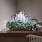 徳ㇵ本也 - 今夜も用の美として美しい囲炉裏を眺めながらの御食事は格別です。