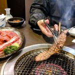 焼肉 わがんせ - 切りながら・・・