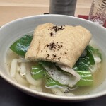 徳ㇵ本也 - ❷猪肉とおあげのおうどん　猪肉の脂の甘味に驚きです。厚めの京都の油揚げ、大好きです。私の住む東海地方ではメジャーではないので久しぶりの京あげにも大興奮です。黒七味も良いですね〜